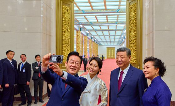 이재명 대통령 '시진핑 주석과 샤오미폰 기념촬영'