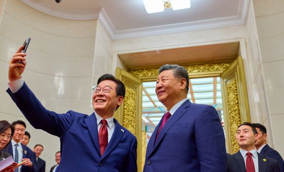 시진핑 주석이 선물한 샤오미폰으로 기념촬영하는 이재명 대통령