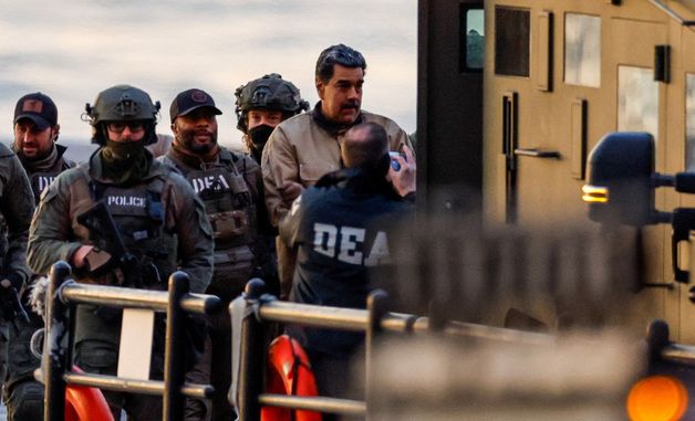 [포토]美 맨해튼 법정 출두 위해 호송되는 니콜라스 마두로