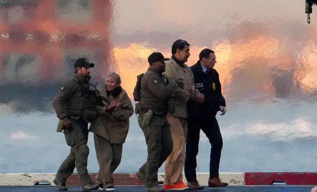 법원으로 호송되는 마두로 대통령과 부인