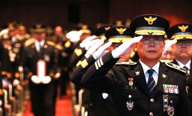 고 이승철 경정에게 경례하는 김철문 청장