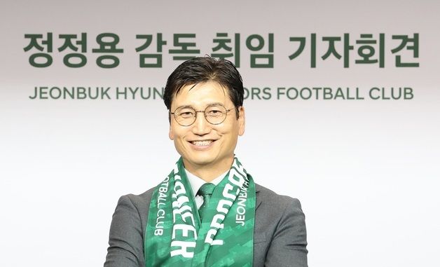 취임 기자회견 앞서 기념촬영하는 정정용 감독