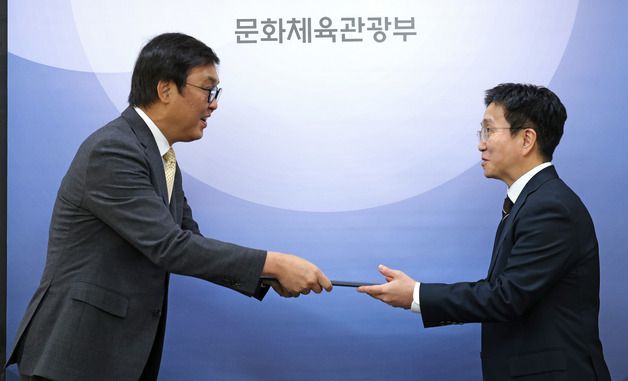 최휘영 장관, 박성혁 한국관광공사 사장 임명장에 수여