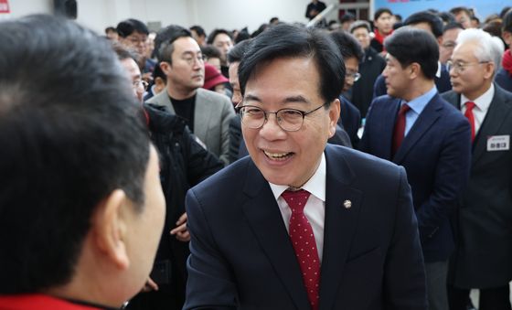 내빈들과 인사 나누는 송언석 원내대표