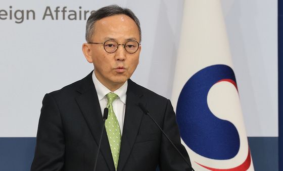 정례브리핑하는  박일 외교부 대변인