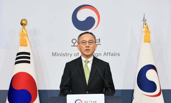 정례브리핑하는  박일 외교부 대변인