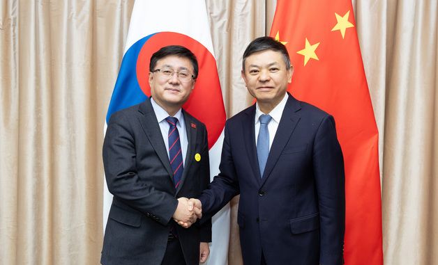 중국 생태환경부 장관과 기념촬영하는 김성환 장관