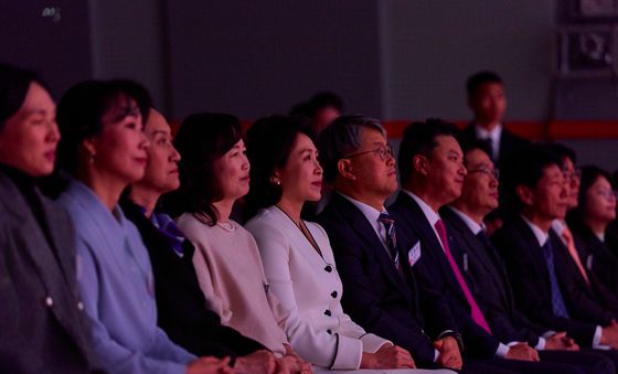 태권도 시범단 시연 관람하는 김혜경 여사