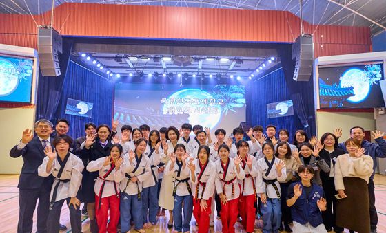 중국 한국국제학교 학생들과 기념촬영 하는 김혜경 여사