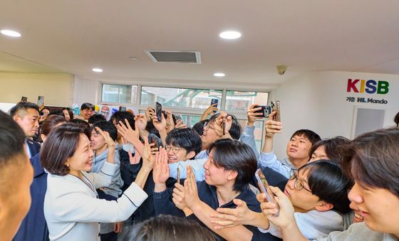 한국국제학교 학생들과 하이파이브 하는 김혜경 여사
