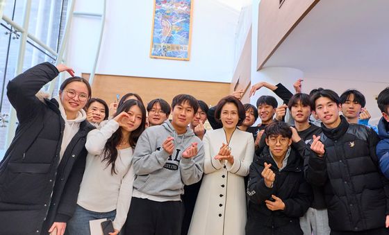 김혜경 여사, 한국국제학교 학생들과 기념촬영