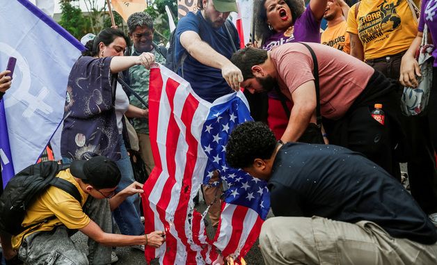 [포토] 성조기 불태우는 브라질 시위대
