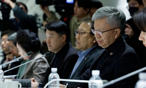 '장관 모두 발언 경청하는 의사협회장'