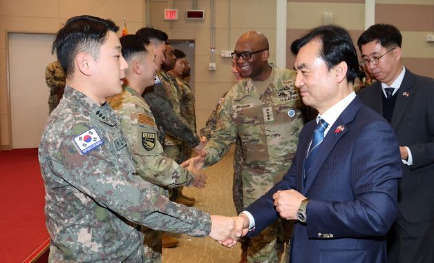 장병과 악수하는 안규백 장관