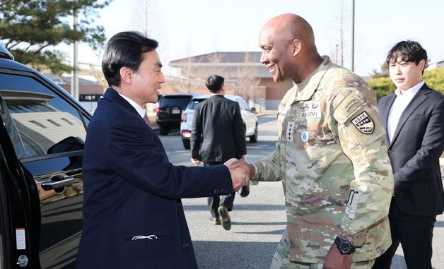 주한미군사령관과 악수하는 안규백 장관