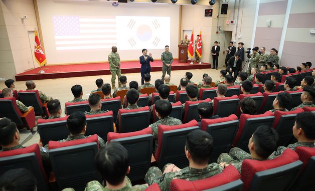 장병 격려하는 안규백 장관