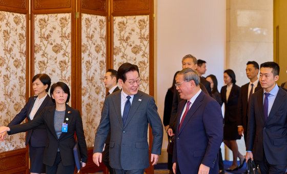 리창 中총리와 함께 이동하는 이재명 대통령