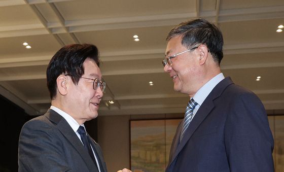 악수하는 이재명 대통령·천지닝 당 서기