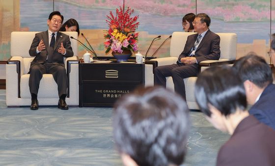 천지닝 상하이시 당 서기와 환담 나누는 이재명 대통령