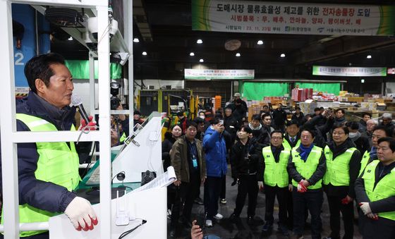 상인들에게 인사하는 정청래 대표