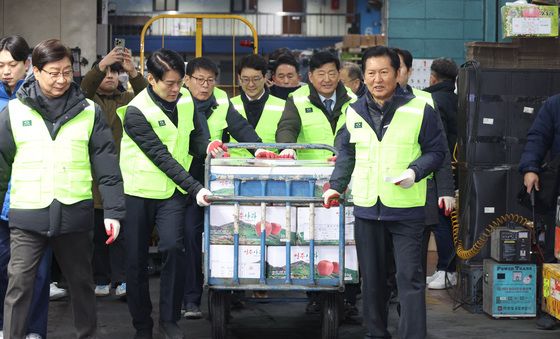 낙찰받은 과일 옮기는 정청래