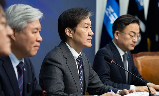 '끝까지 간다' 특별위원회의 주재하는 조국 대표