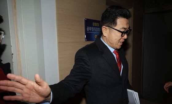 취재진 질문에 손사래 치는 김규환 전 의원 대리인