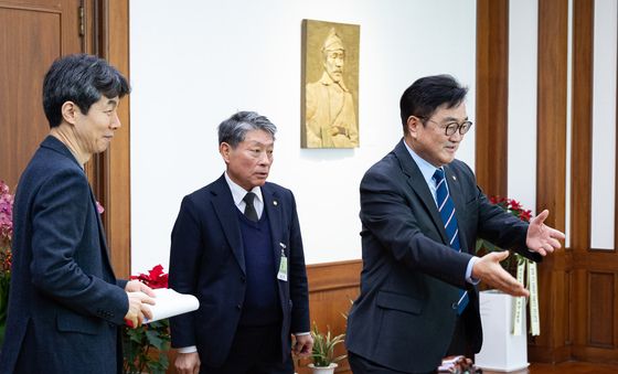 우원식 국회의장 '이쪽으로'