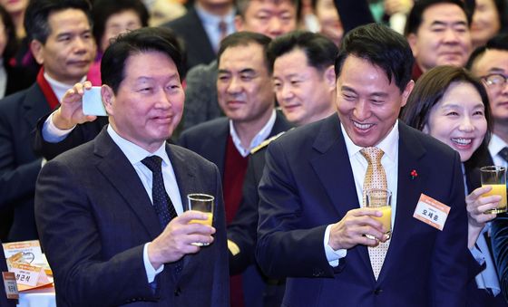 건배하는 오세훈 시장과 최태원 회장