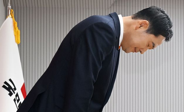 인사하는 장동혁 대표