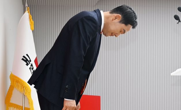 당 쇄신 방안 발표 전 인사하는 장동혁 대표