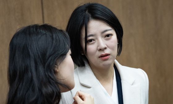 취재진과 대화하는 배현진 의원