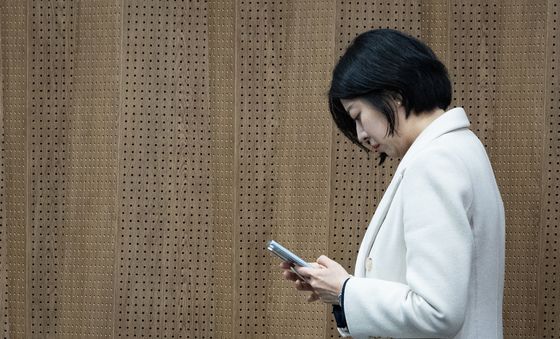 휴대전화 바라보는 배현진 의원