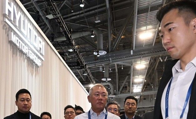 [CES2026] 퀼컴 부스 이동하는 정의선 회장