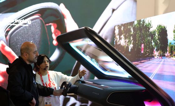 [CES 2026]LG 부스 살펴보는 관람객들