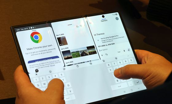 [CES 2026]트라이폴드 살펴보는 관람객