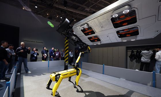 [CES 2026]현대차 '스팟' 살펴보는 관람객들