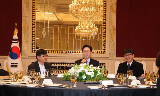 순방기자단 오찬간담회 발언하는 이재명 대통령