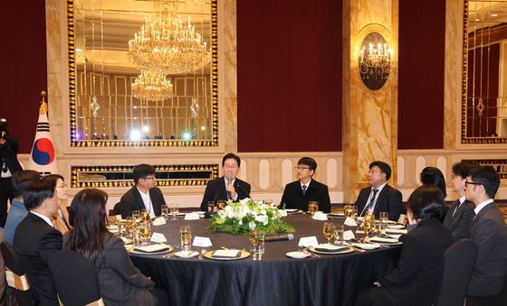 취재진 질문에 답변하는 이재명 대통령