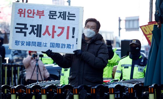 대통령도 비판한 '평화의 소녀상' 철거 시위 단체 대표