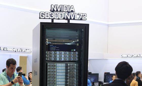 [CES 2026]기가바이트 제품 살펴보는 관람객