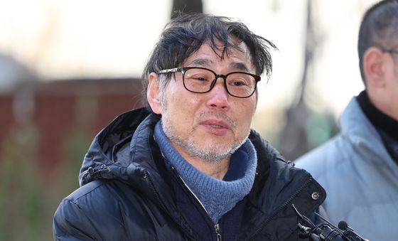 취재진 질문에 답하는 김순환 서민위 사무총장