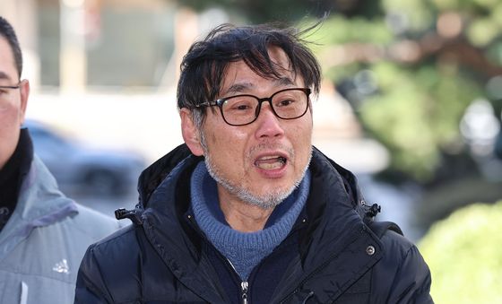 취재진 질문에 답하는 김순환 서민위 사무총장