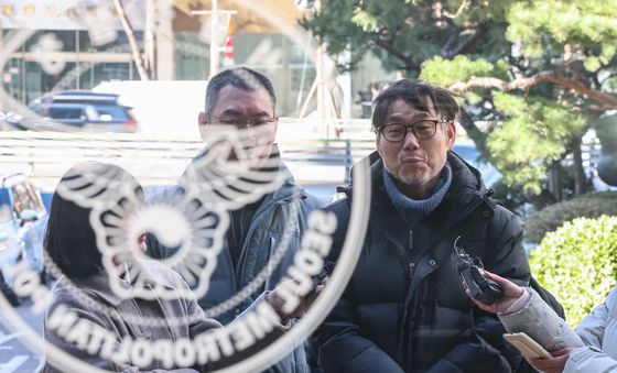 취재진 질문에 답하는 김순환 서민위 사무총장