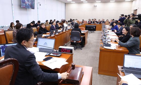 안건 의결하는 박주민 위원장