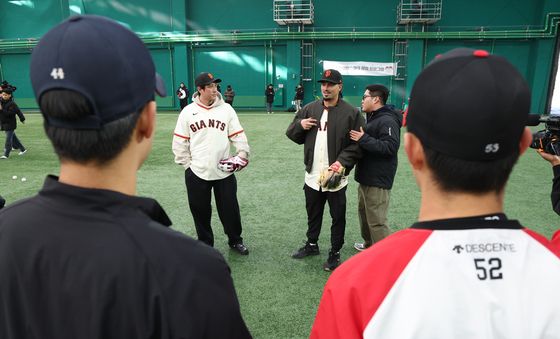 고등학교 선수들에게 조언하는 윌리 아다메스
