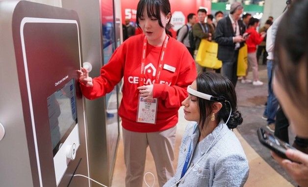 탑건 출연 배우 줄리아 루페티, 세라젬 CES 2026 'AI 웰니스 홈' 전시장 깜짝 방문