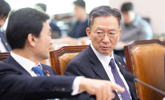 대화 나누는 정성호 법무부 장관과 안규백 국방부 장관