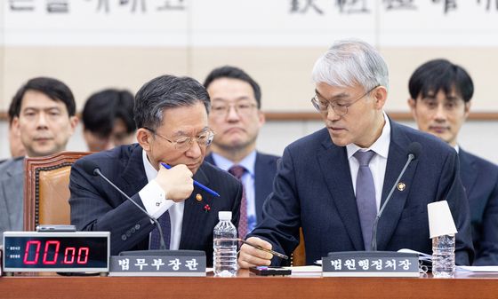 2차 종합특검법 상정 앞두고 대화 나누는 정성호 장관과 천대엽 법원행정처장