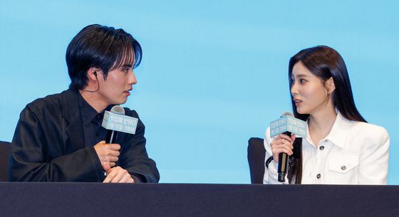 대화하는 아카소 에이지·강혜원